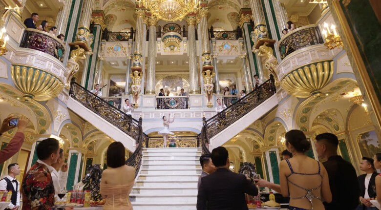 Bối cảnh phim được đầu tư công phu hơn hẳn so với các mùa trước.