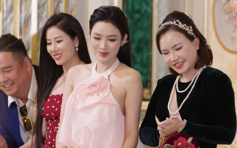 Vợ cụ Đoành tại bữa tiệc.