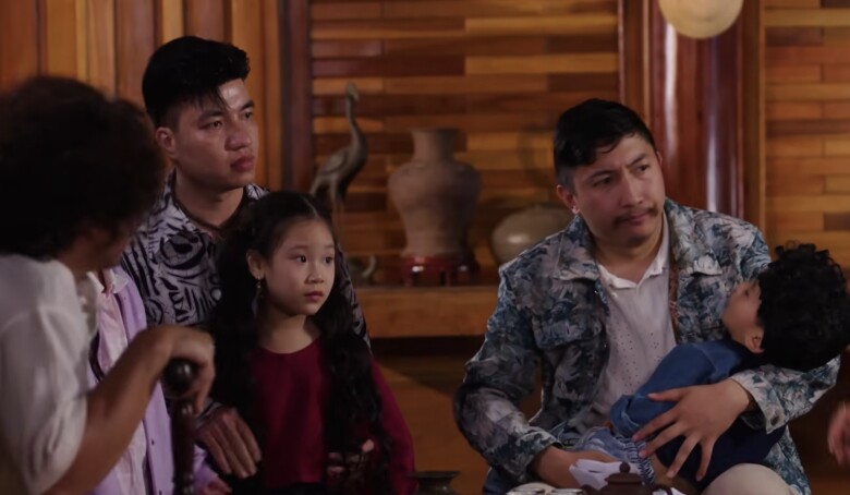 Những đứa trẻ được sinh ra từ dịch vụ của ông Tích đều có tóc xoăn tít và có nốt ruồi ở mũi.