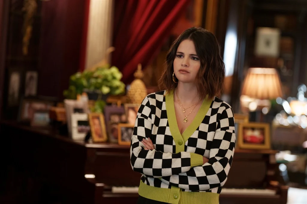 Selena cũng là diễn viên, nhà sản xuất tài năng đứng sau series hài trinh thám đình đám - Chỉ Có Sát Nhân Bên Trong Tòa Nhà.