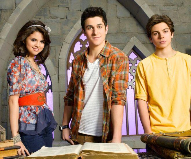 Selena Gomez trong Những Phù Thủy Xứ Waverly.