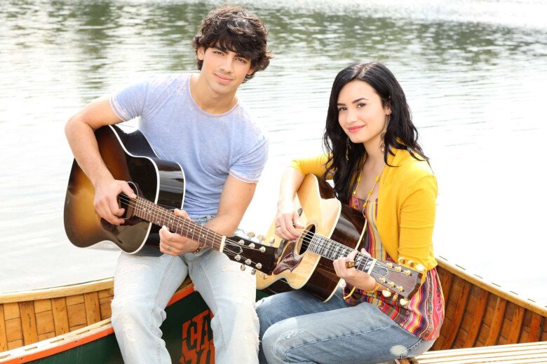 Demi bất ngờ nổi lên như một hiện tượng sau khi tham gia trong dự án phim Camp Rock.