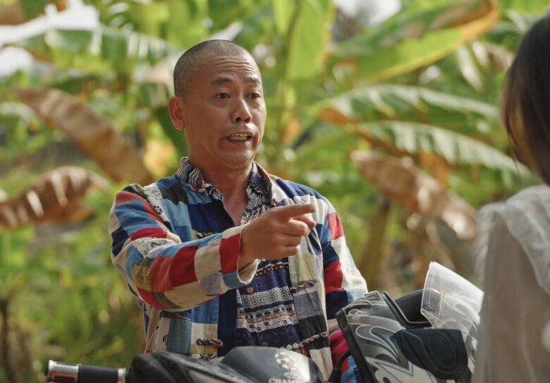 Làng Ê Vợ 12 xây dựng câu chuyện xoay quanh một dự án từ thiện mang màu sắc trào phúng.