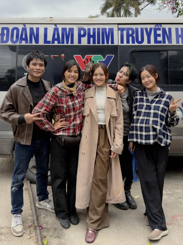 Thuỳ Anh cũng chia sẻ một số khoảnh khắc hậu trường cùng dàn diễn viên Không Giới Hạn.
