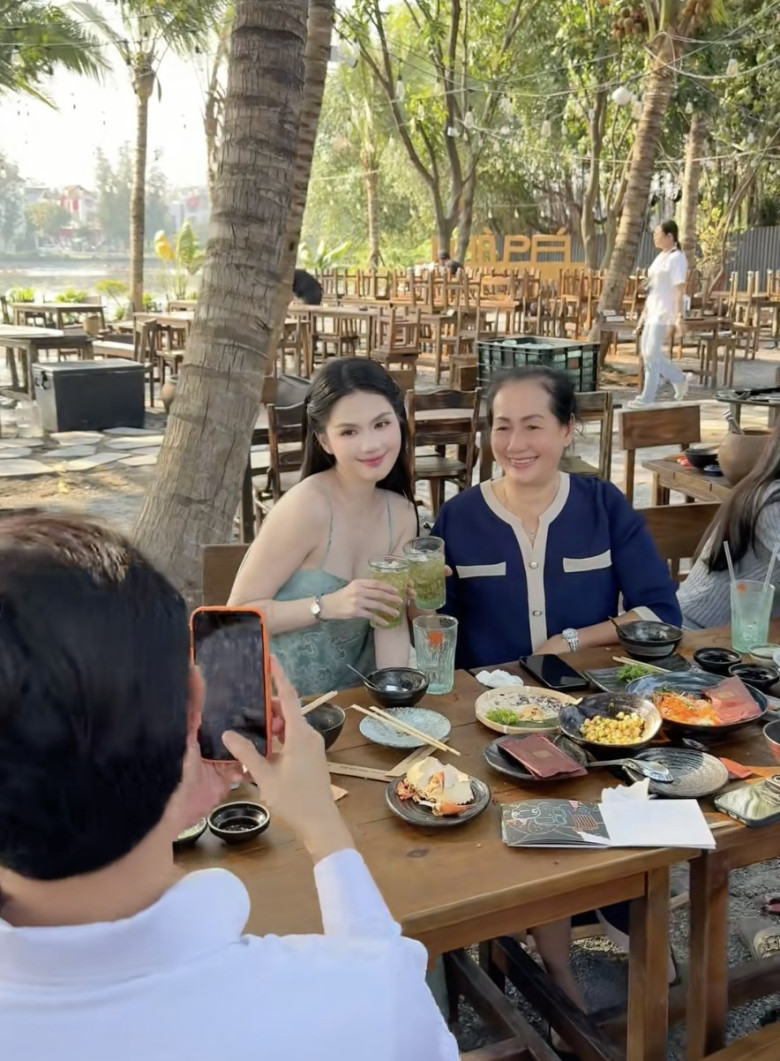 Ngọc Trinh chụp cùng mẹ Quốc Trường.