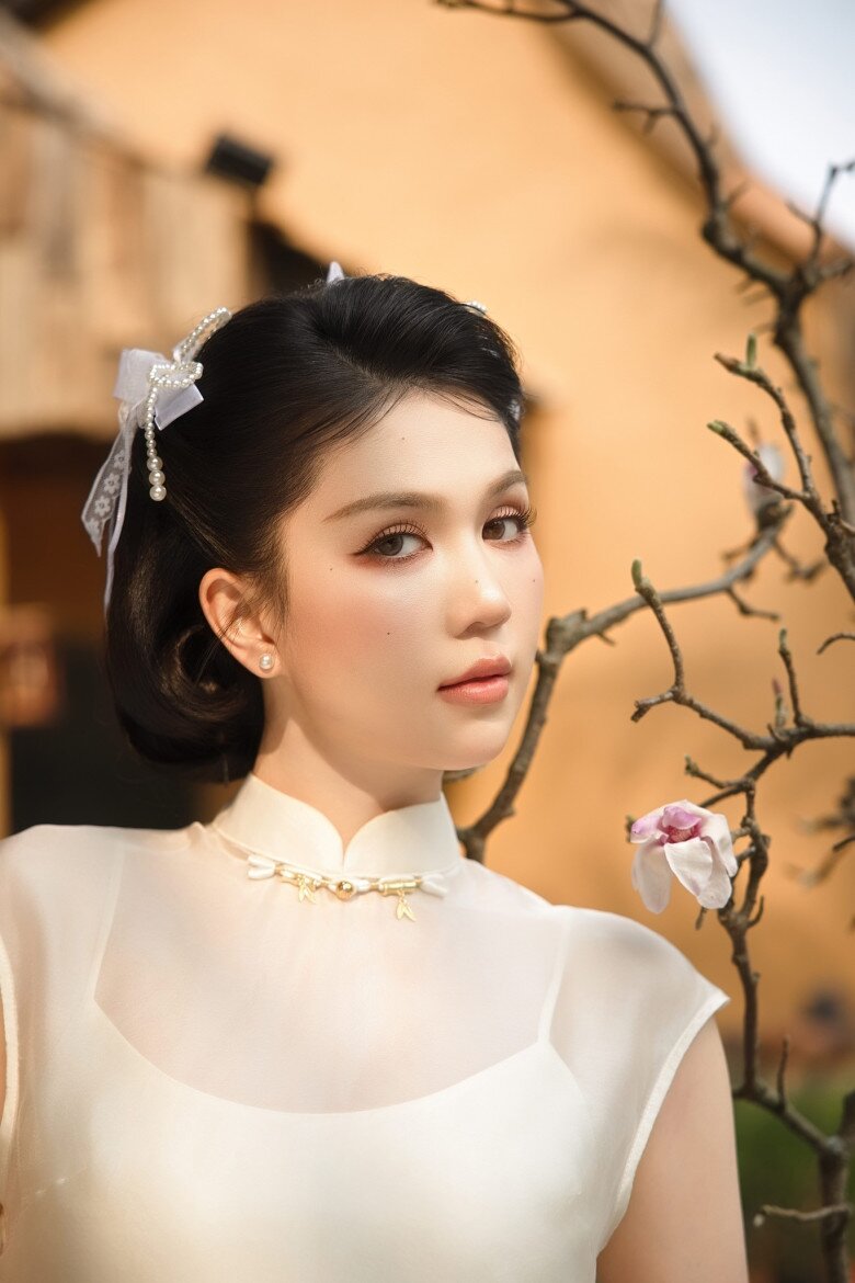 Vì hoàn cảnh nghèo khó, Ngọc Trinh nghỉ học vào năm lớp 9 và lên Sài Gòn lập nghiệp.