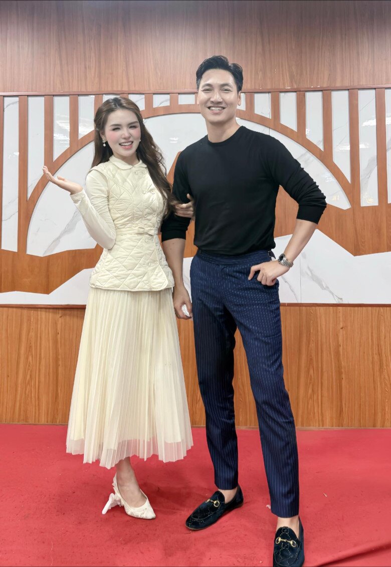 Bích Ngọc và Mạnh Trường chụp ảnh kỷ niệm ở hậu trường phim. 