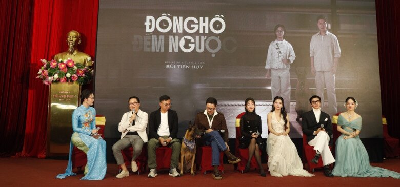 Hình ảnh đoàn phim Đồng Hồ Đếm Ngược trên sân khấu giao lưu với nhà báo.