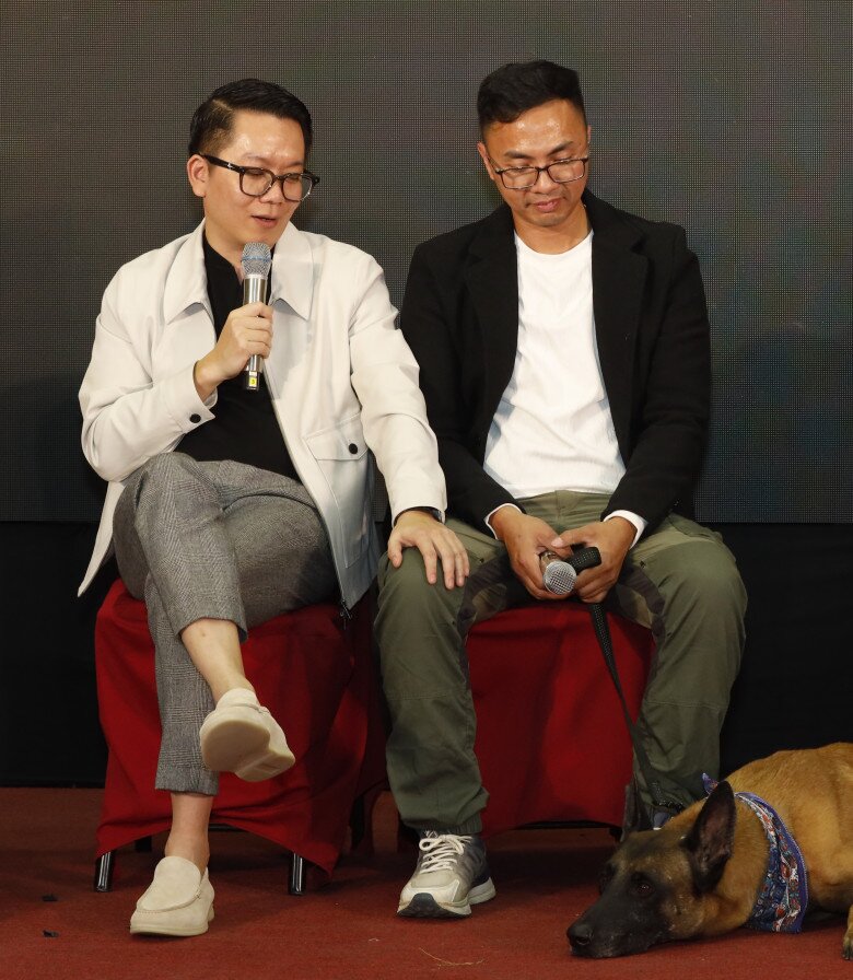 Đạo diễn Bùi Tiến Huy (tay trái) chia sẻ suy nghĩ khi được hỏi về Hồng Đăng.