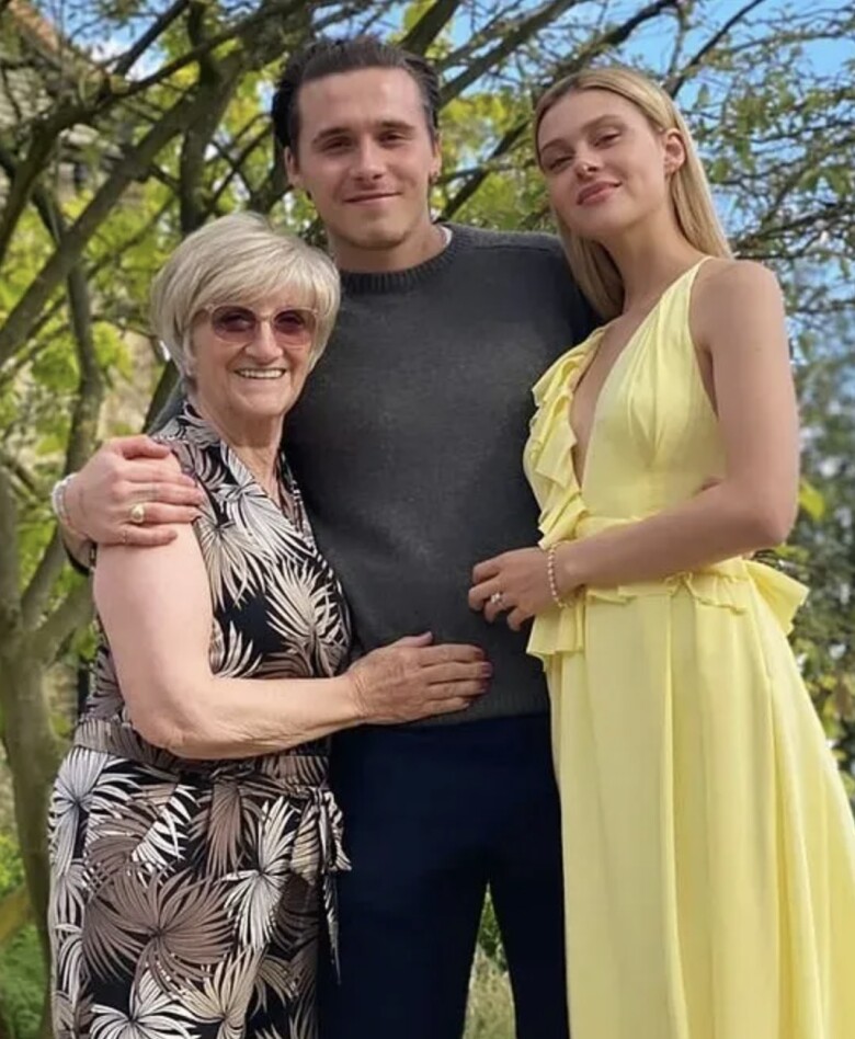 Brooklyn vẫn giữ liên lạc với ông bà.