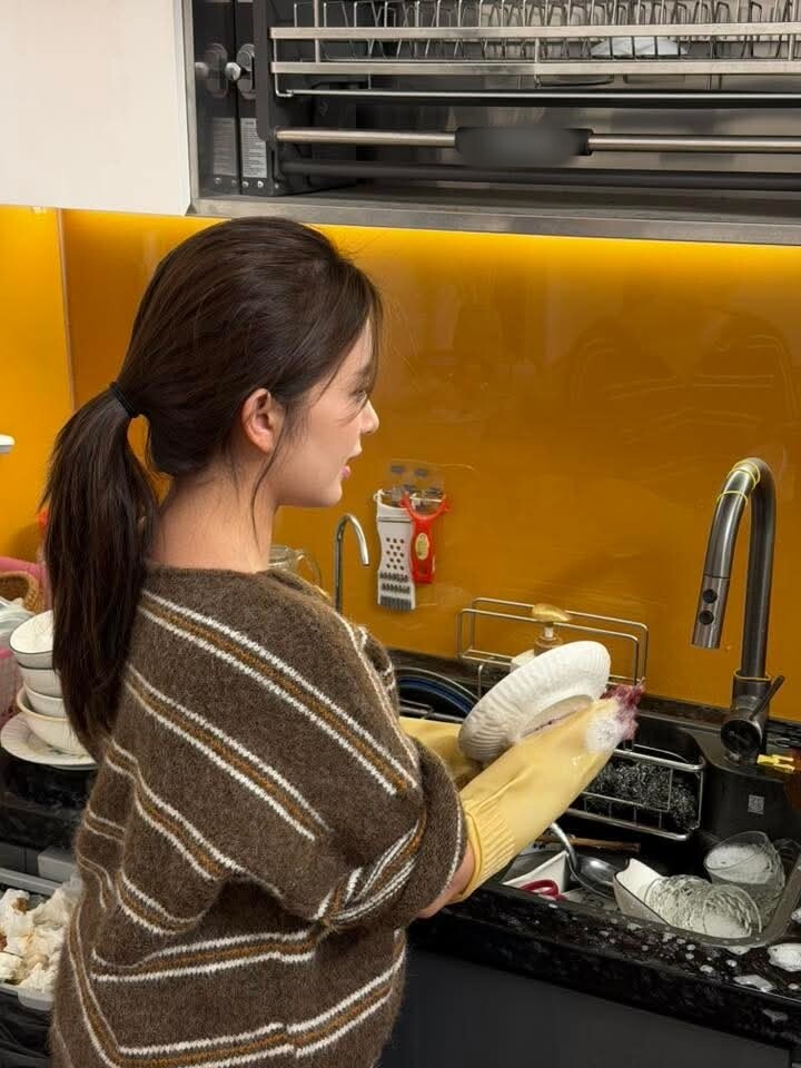 Ảnh Ngọc Huyền rửa bát được Đình Tú bình luận bên dưới.