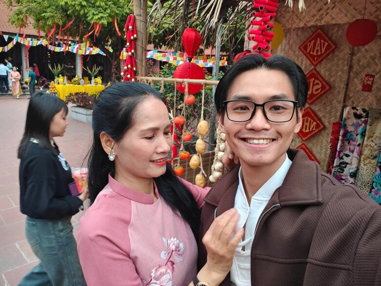 Nhật Long vẫn luôn ủng hộ, đồng hành cùng mẹ.