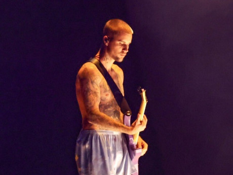 Justin Bieber chỉ mặc quần đùi diễn ở Grammy 2026