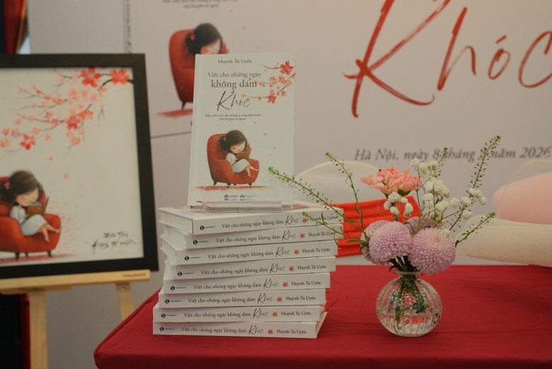 Cuốn sách Viết cho những ngày không dám khóc. 