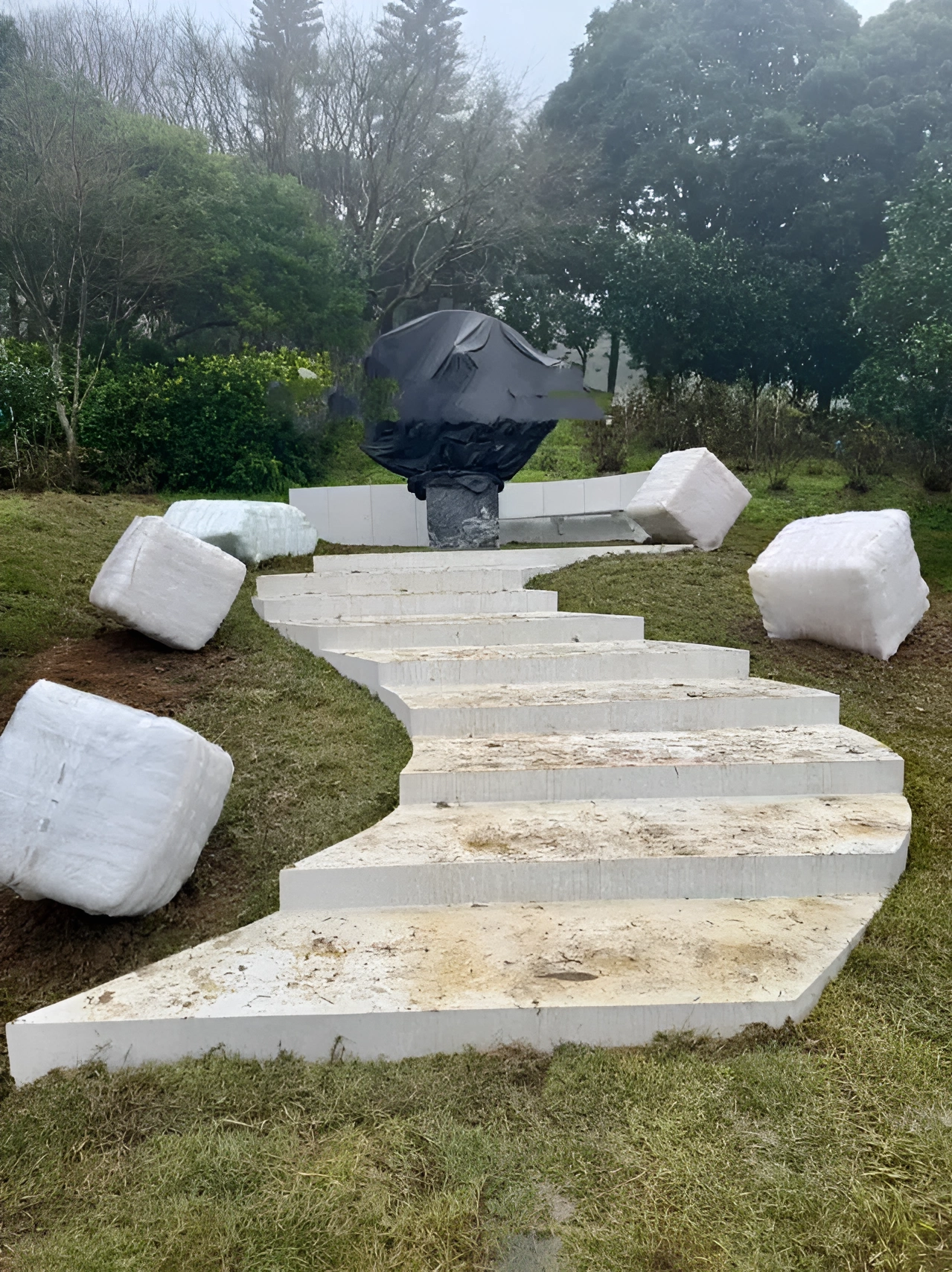 Bức tượng ở đài tưởng niệm Từ Hy Viên được thiết kế bởi chồng cô - DJ Koo.