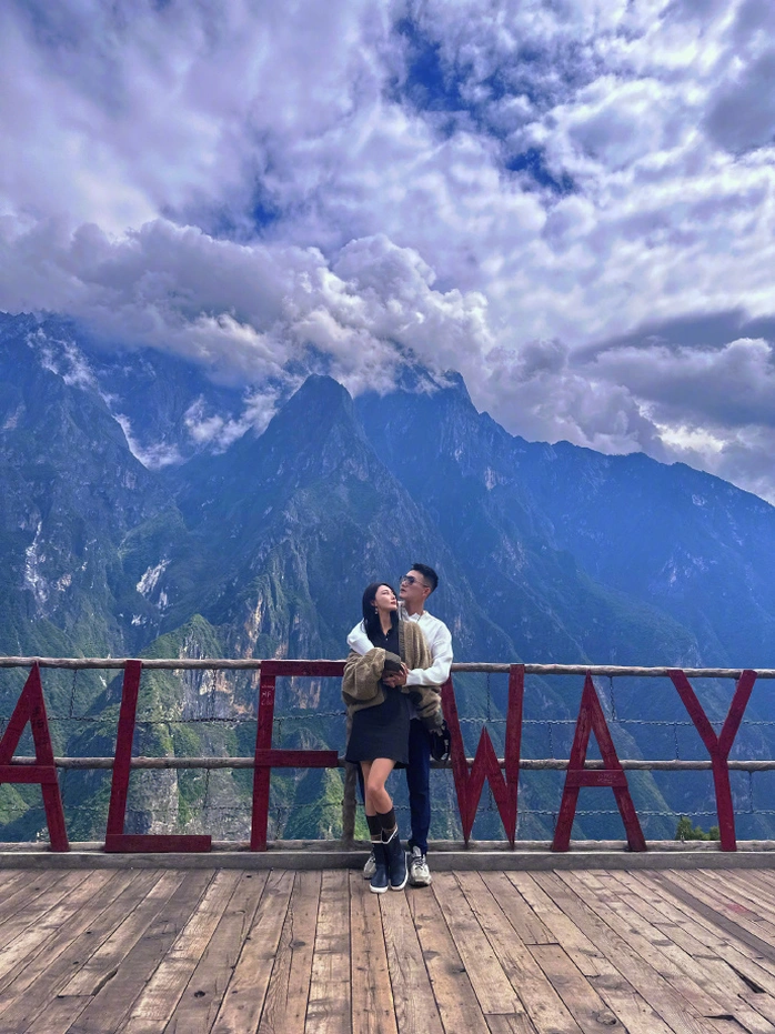 Sau 7 năm kết hôn, cặp đôi vẫn ngọt ngào, tình cảm mặn nồng như phim ngôn tình giữa đời thực.