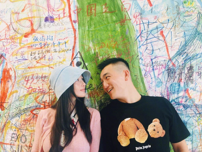 Trương Hinh Dư hoá “gái ngoan” đắm chìm trong tình yêu sau khi kết hôn.