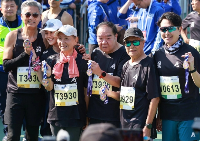 Trịnh Tắc Sĩ tham gia các giải chạy cùng với Châu Nhuận Phát.