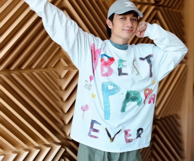 Cổ Cự Cơ ở tuổi U60 lại trở thành bố bỉm sữa.