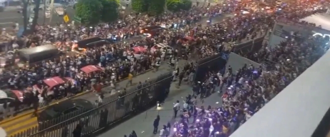 Rất nhiều fan quốc tế chờ anh sau khi kết thúc chương trình.