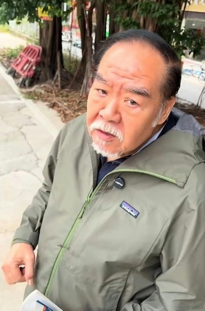 Nam nghệ sĩ râu đã bạc, lông mày đã trắng.