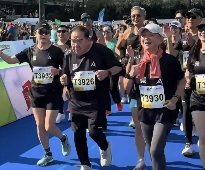 Nhờ chăm tập thể dục, sức khỏe của ông cải thiện đáng kể.