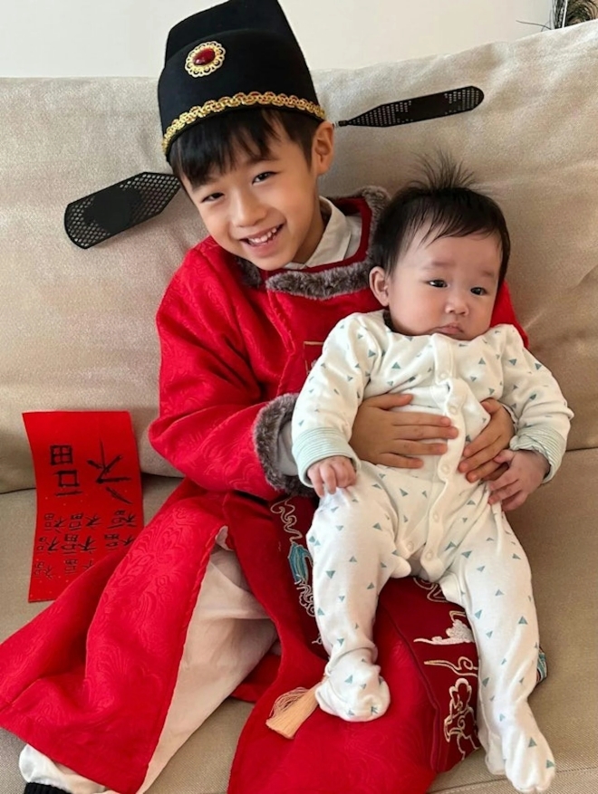 Hình ảnh con trai lớn của Cổ Cự Cơ bên thiên thần nhỏ thứ 2 của gia đình anh.