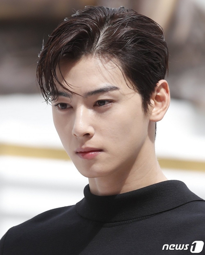 Cha Eun Woo từ khi còn đi học đã rất nổi tiếng vì “gương mặt thiên tài.