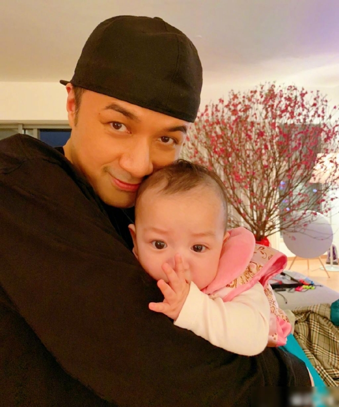 Sau khi có con, Cổ Cự Cơ dành phần lớn thời gian bên quý tử.