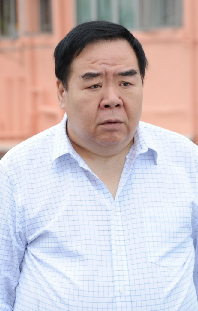 Trịnh Tắc Sĩ vỡ nợ vì không biết làm ăn kinh doanh.