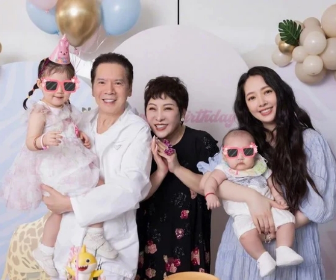 Vợ chồng Hướng Hoa Cường quyết định để lại tài sản cho con dâu nắm giữ.