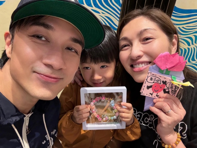 Cổ Cự Cơ từng nhiều lần chia sẻ ảnh bên vợ và con trai cả.