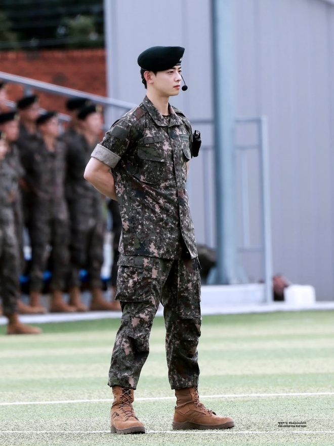 Dù đang thực hiện nghĩa vụ quân sự nhưng Cha Eun Woo vẫn là cái tên gây sốt.