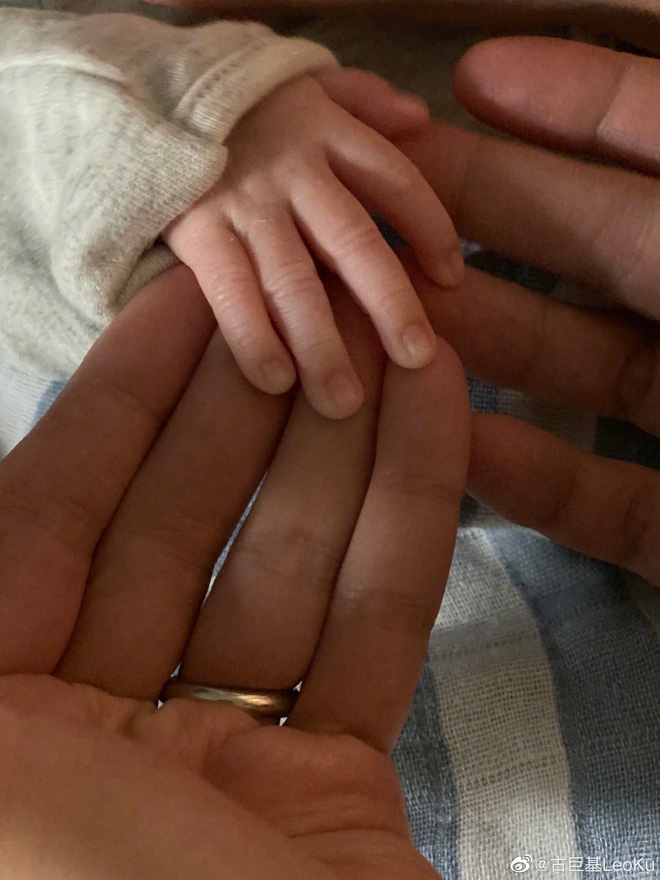 Mất 5 năm trời, vợ chồng Cổ Cự Cơ mới chào đón con đầu lòng.