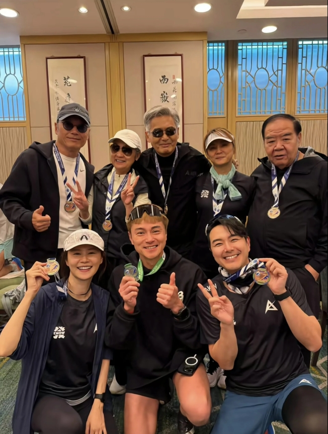 Trịnh Tắc Sĩ nhận được huân chương cũng bạn bè sau giải đua.