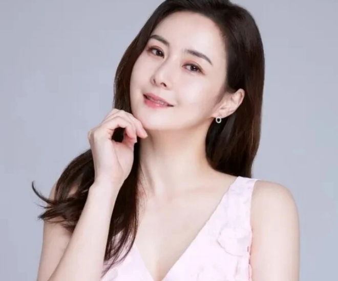 Choi Jung Yoon khiến khán giả bất ngờ khi tuyên bố tái hôn.