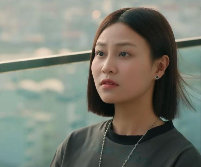 Tú áy náy khi biết Hiếu đã ra nước ngoài.