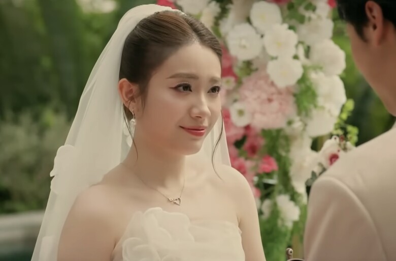 Thư xinh đẹp trong lễ cưới.