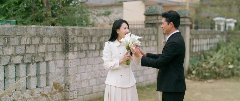 Lợi và Linh cố tình sắp xếp vị trí ném hoa cưới để Lam Anh bắt được.