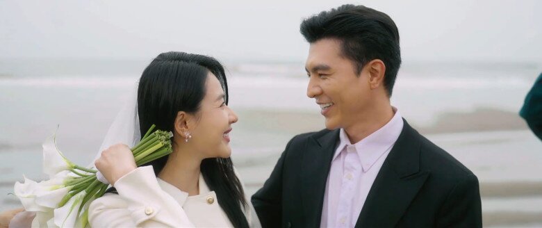 Lam Anh gật đầu trước lời cầu hôn của bạn trai.