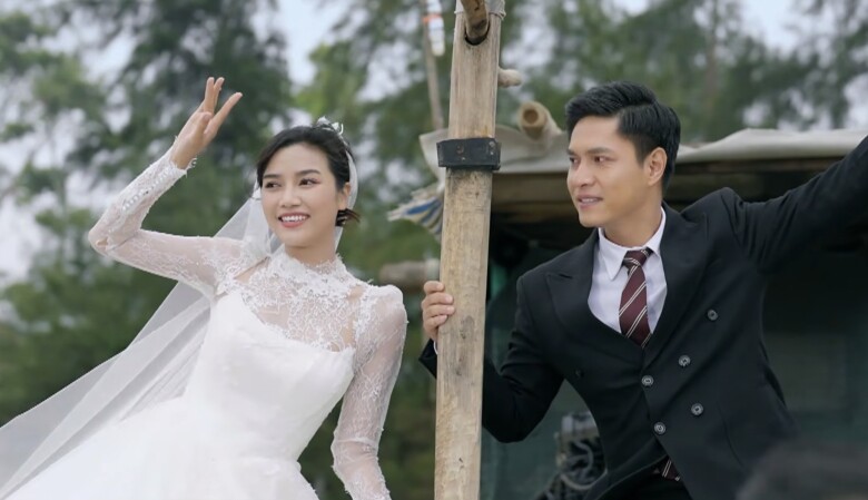 Cặp đôi phường chèo đi chụp ảnh cưới.