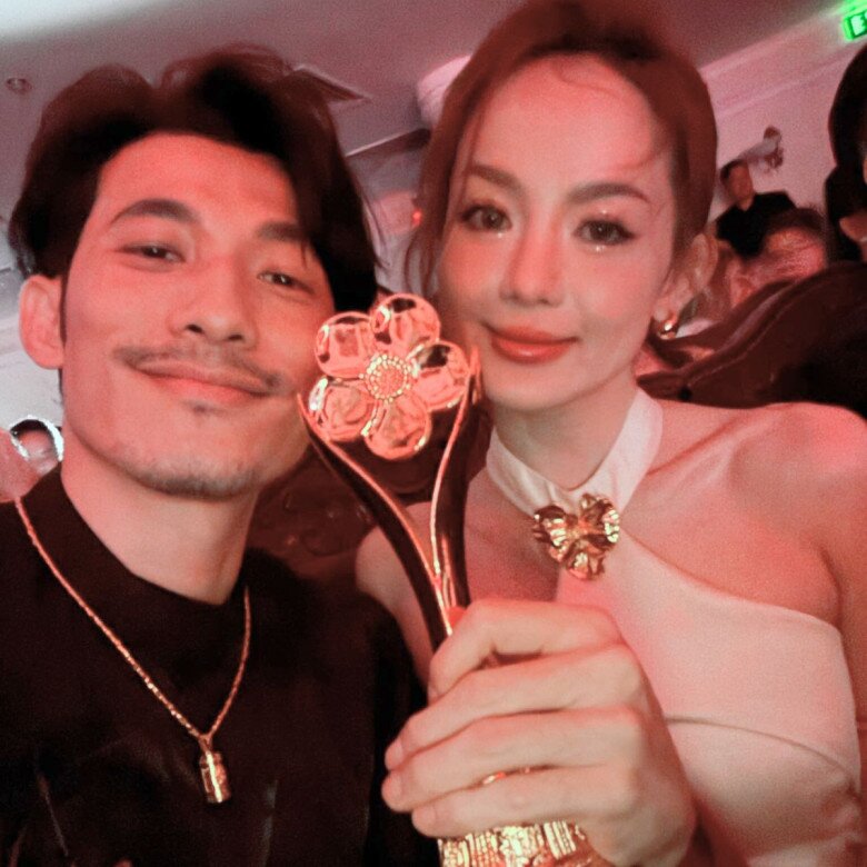 Liên Bỉnh Phát chia sẻ niềm vui với bạn gái và người hâm mộ.