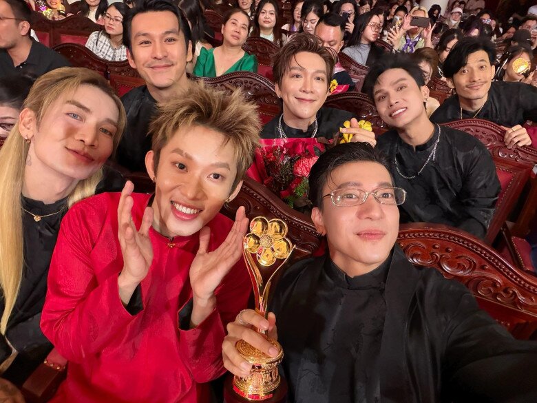 Chín Muồi giành cúp Mai Vàng ở hạng mục Nhóm hát được yêu thích nhất.