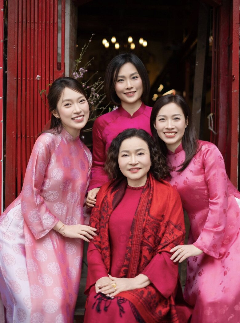 Khánh Vy bên mẹ và các chị gái.