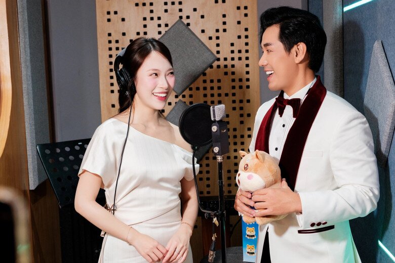 Khánh Vy phủ nhận tin đồn tình cảm với MC Nguyên Khang nhưng cho biết mẹ rất thích có người con rể giống anh/