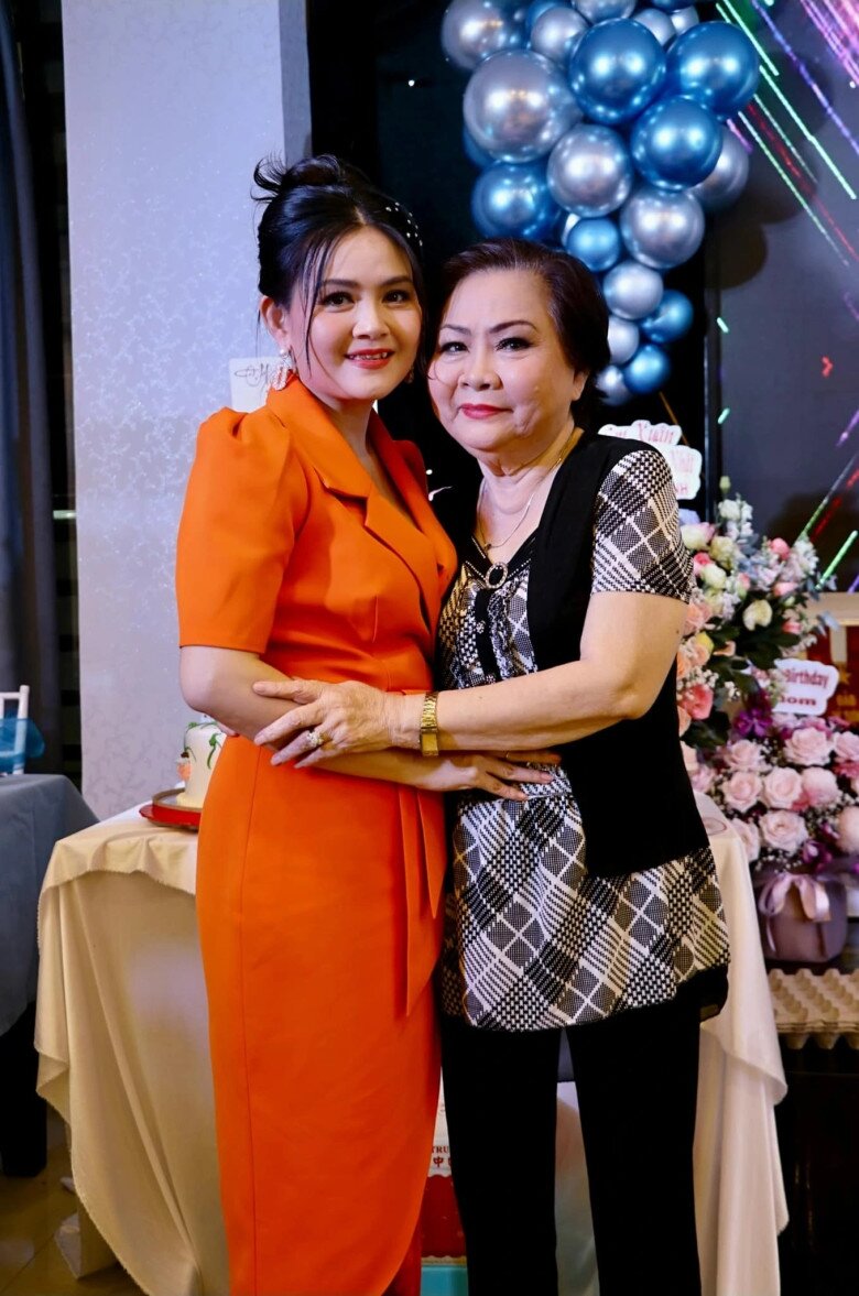 Trinh Trinh bên mẹ. Nghệ sĩ Xuân Yến đã ra đi 3 năm trước, để lại nhiều tiếc thương cho gia đình và người hâm mộ.