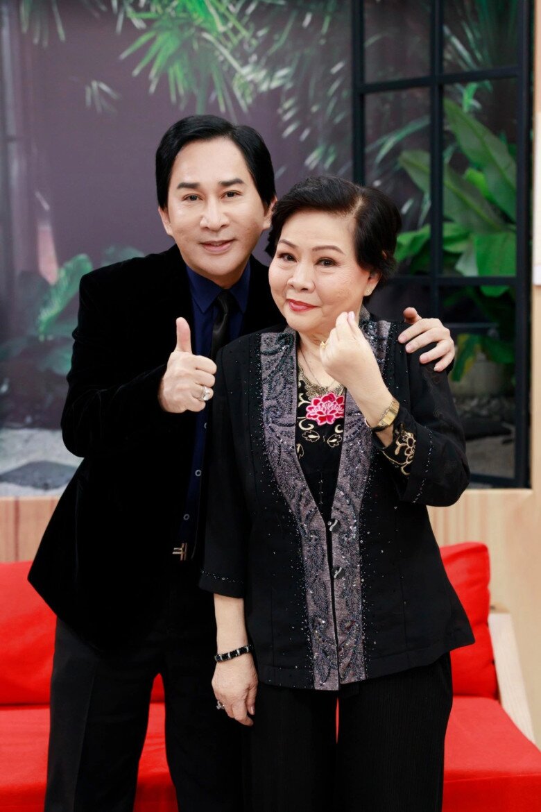Khoảnh khắc nghệ sĩ Xuân Yến vui vẻ bên con rể trong một show truyền hình.
