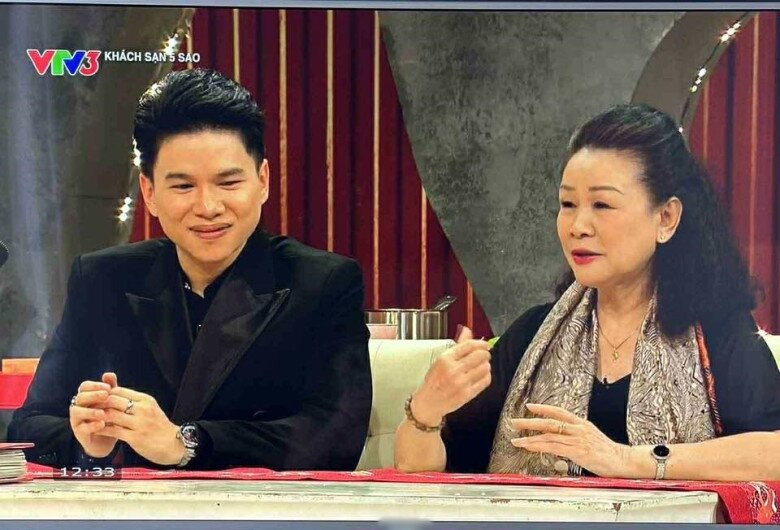 Đối với nam ca sĩ, mẹ không chỉ là đấng sinh thành, mà còn là một người thầy lớn lao của cuộc đời mình.