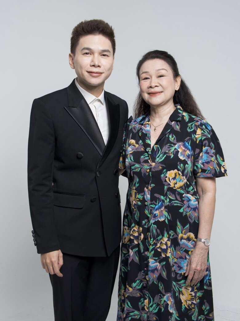 Giảng viên thanh nhạc Hoàng Thu chính là mẹ của Hoàng Tôn.