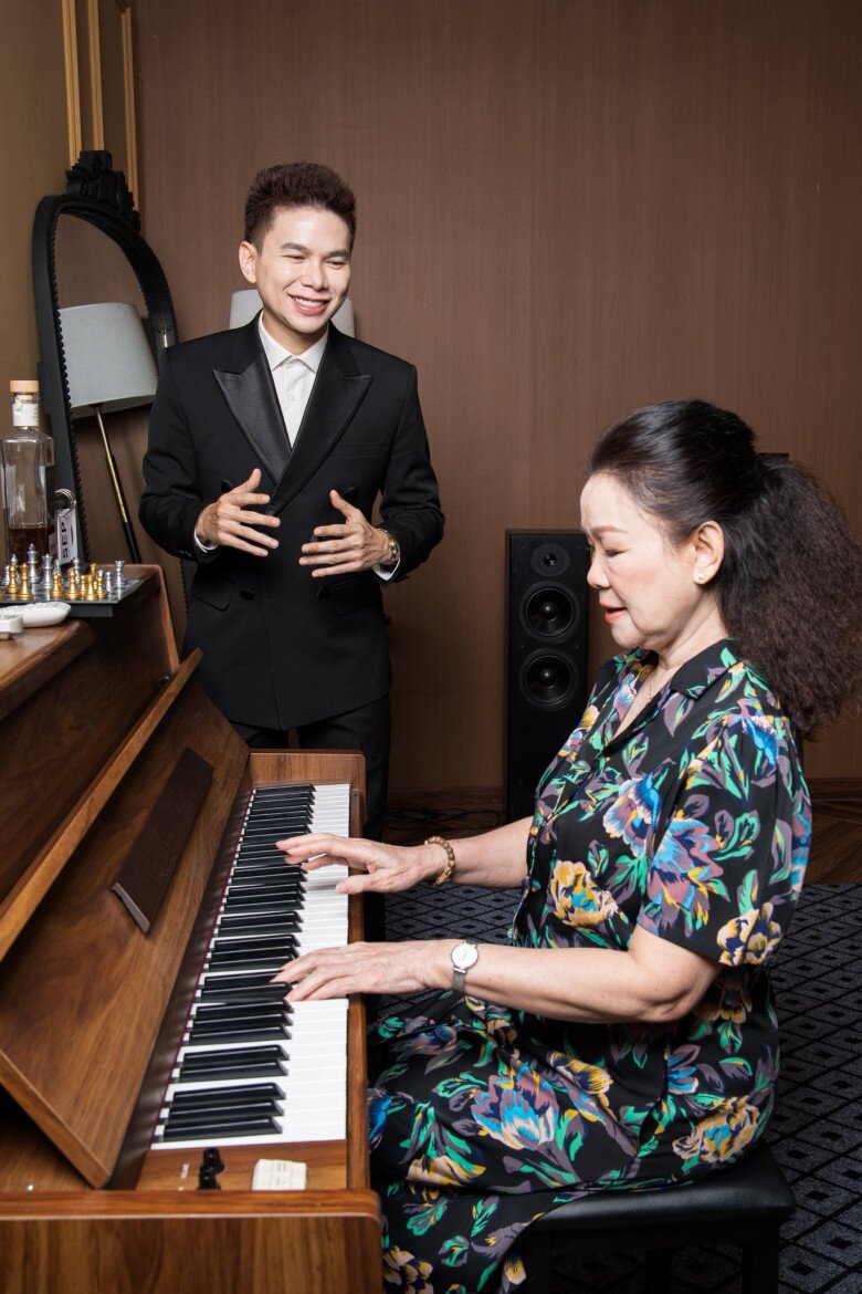 Bà Hoàng Thu đã lo lắng khi con trai theo nghề.